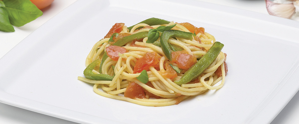 Spaghetti al sugo di pomodori e peperoni