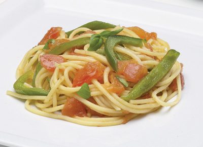 Spaghetti al sugo di pomodori e peperoni