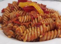 Fusilli integrali pancetta e peperoni