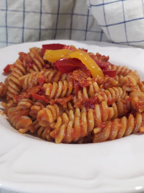 Fusilli integrali pancetta e peperoni