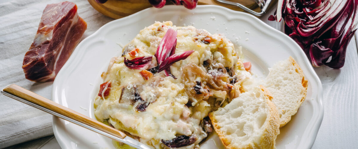 Lasagna con radicchio, speck e noci